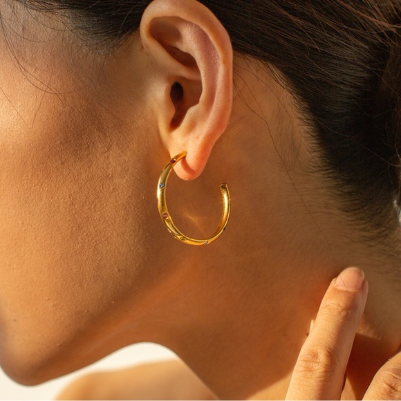 Zircon 18K Gold-Plated C-Hoop Earrings - Picture 6 of 6